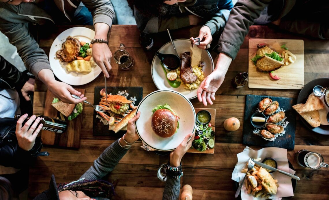 découvrez nos ateliers de cuisine immersifs, où vous apprendrez à préparer de délicieux plats tout en vous amusant. que vous soyez débutant ou chef en herbe, rejoignez-nous pour une expérience culinaire enrichissante et savoureuse!