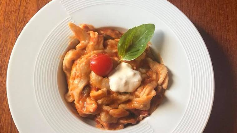 découvrez la richesse de la gastronomie rouennaise à travers un voyage culinaire inoubliable. explorez les saveurs authentiques des plats locaux, des spécialités normandes aux délices sucrés. un parcours savoureux qui ravira vos papilles et vous plongera dans l'histoire gastronomique de rouen.