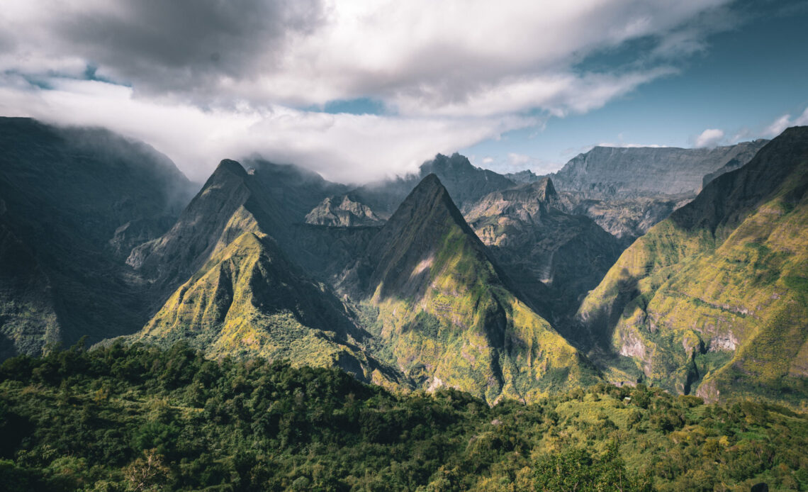 partez à l'aventure avec notre road trip gastronomique à la réunion, une île aux mille saveurs. découvrez des délices locaux, des marchés colorés et des restaurants authentiques tout en explorant des paysages époustouflants. une expérience inoubliable pour les amateurs de bonne cuisine et de nature!