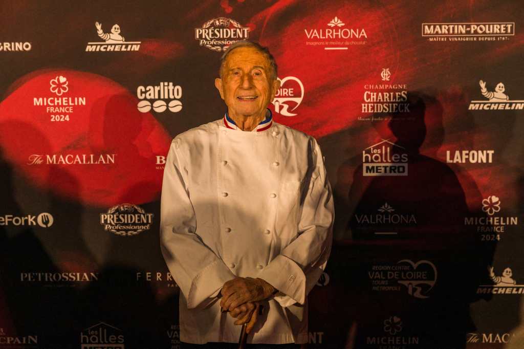 découvrez l'hommage rendu à michel guérard, figure emblématique de la gastronomie française, dont le récent décès a bouleversé le monde culinaire. revivez son parcours exceptionnel et son impact durable sur la cuisine moderne.
