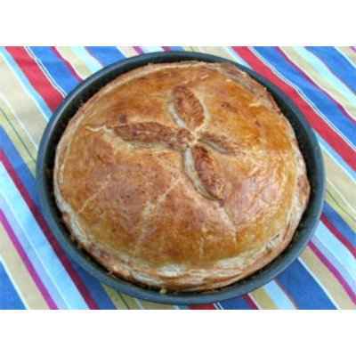 savourez la tourte mayennaise, une délicieuse spécialité culinaire de la mayenne, alliant viande, légumes et pâte dorée. idéale pour un repas convivial, elle saura régaler vos convives avec ses saveurs authentiques et son fondant en bouche.