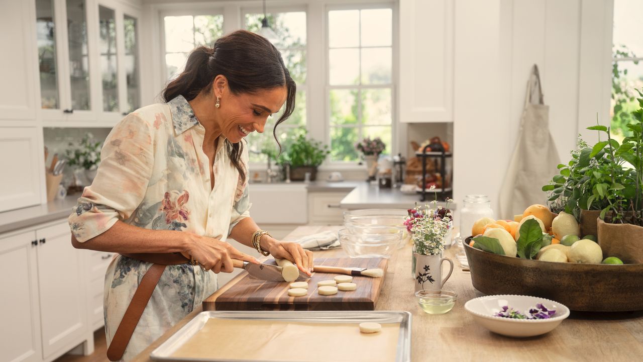 découvrez comment meghan markle se transforme en chef cuisinier tout en affrontant des défis culinaires surprenants dans 'meghan markle et la tempête culinaire'. une aventure savoureuse mêlant recettes, créativité et anecdotes fascinantes!