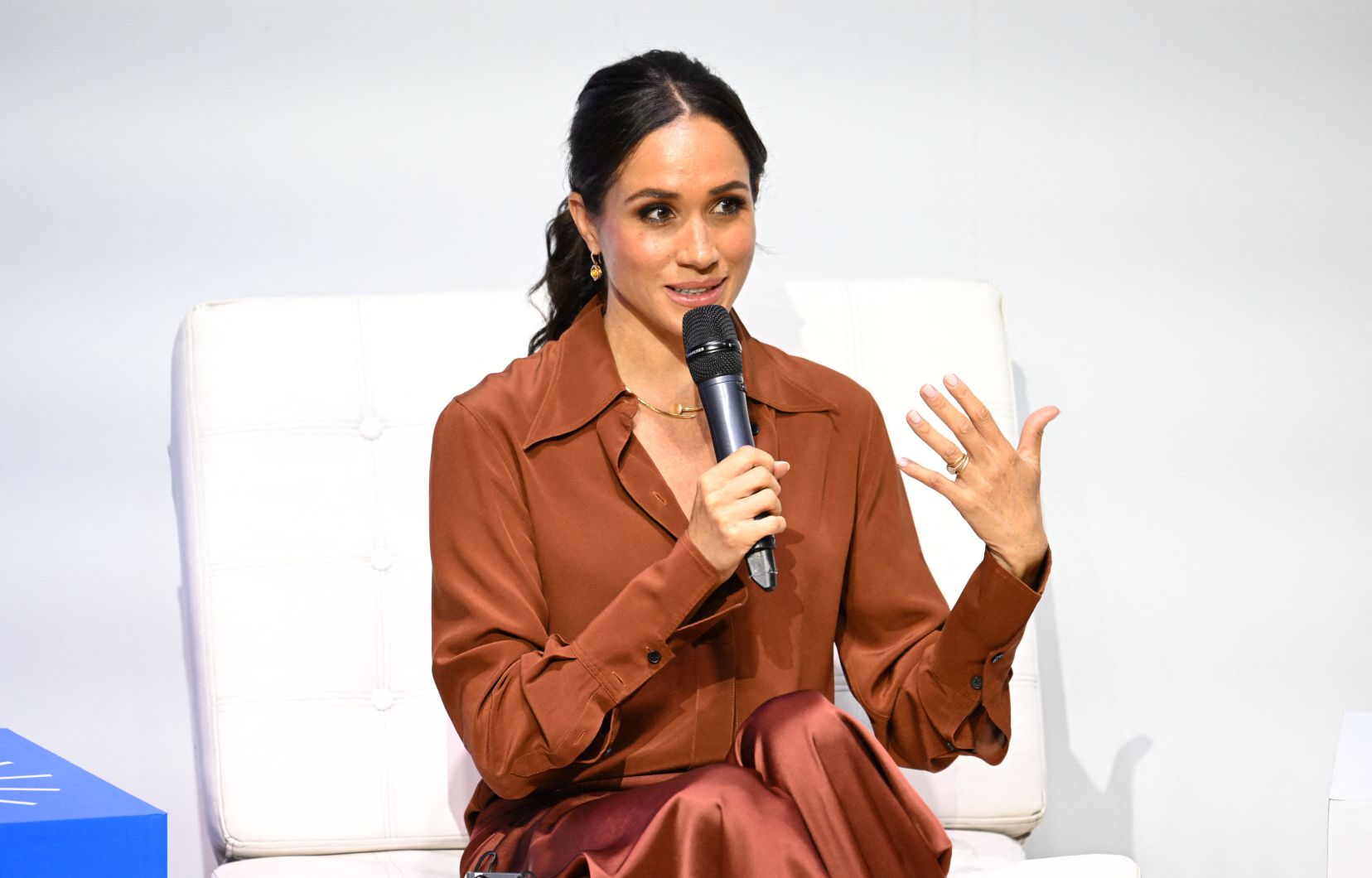 découvrez comment meghan markle a su relever des défis culinaires surprenants dans 'meghan markle et la tempête culinaire'. plongez dans l'univers gastronomique de l'ancienne duchesse, où tradition et innovation se rencontrent, et explorez ses aventures en cuisine qui ont captivé les cœurs et les palais.