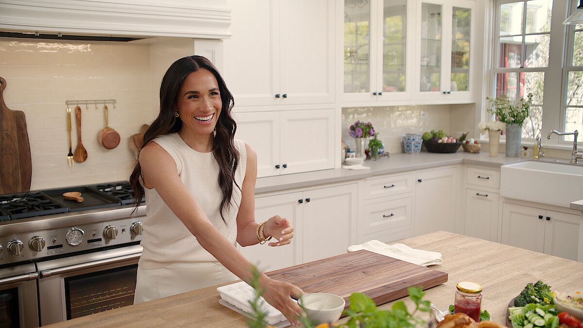 découvrez comment meghan markle a navigué à travers une tempête culinaire, révélant des anecdotes fascinantes sur sa passion pour la cuisine et des défis inattendus dans sa vie de duchesse. plongez dans les coulisses de ses recettes préférées et son impact sur la gastronomie moderne.