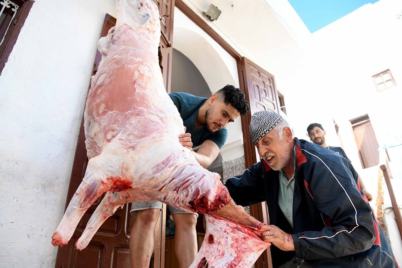 découvrez les traditions marocaines fascinantes de l'aïd al-adha, une fête riche en coutumes et en célébrations. de la préparation des repas festifs aux rites de sacrifice, plongez dans l'univers culturel de cette fête emblématique au maroc.