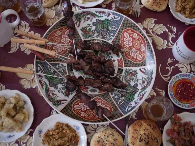 découvrez les traditions marocaines fascinantes de l'aïd al-adha, une fête emblématique qui célèbre le sacrifice, la générosité et la convivialité. plongez dans les rituels, les coutumes gastronomiques et l'esprit communautaire qui rendent cette fête unique au maroc.