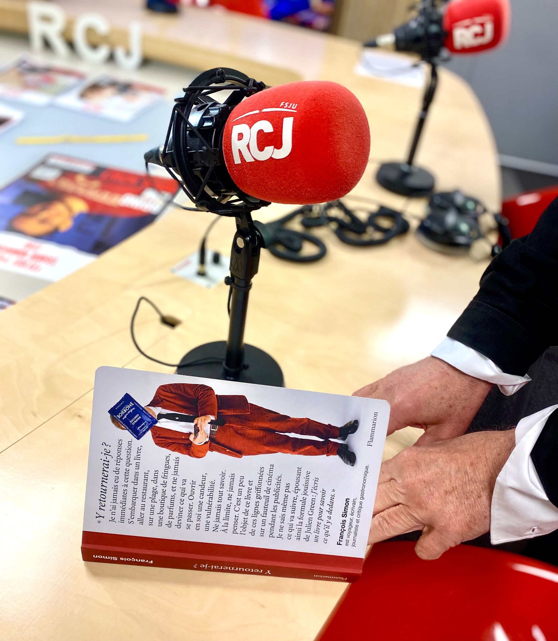 découvrez 'y retournerai-je ?' de françois simon, une œuvre captivante qui explore les thèmes du voyage, de la mémoire et de l'identité. plongez dans un récit poignant où l'auteur nous invite à réfléchir sur nos racines et la quête de soi à travers des expériences de vie uniques.