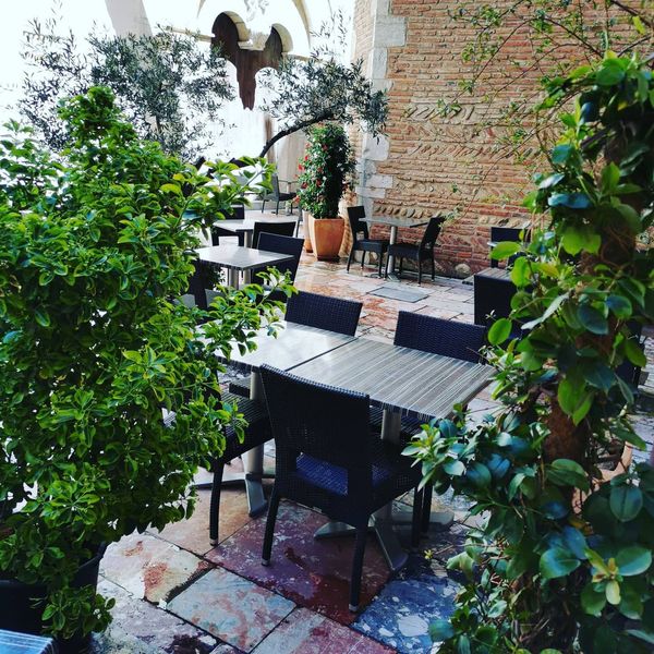 découvrez notre guide gastronomique de perpignan, une exploration savoureuse des meilleurs restaurants, spécialités locales et délices culinaires de cette belle ville du sud de la france. explorez des adresses incontournables pour satisfaire toutes vos envies gourmandes!