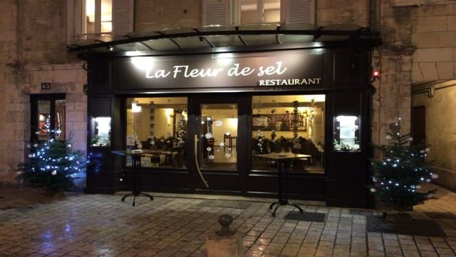 découvrez fleur de sel, un restaurant authentique en charente-maritime où la mer rencontre la gastronomie. savourez des plats raffinés préparés avec des ingrédients locaux, dans une ambiance chaleureuse et accueillante. une expérience culinaire inoubliable vous attend!