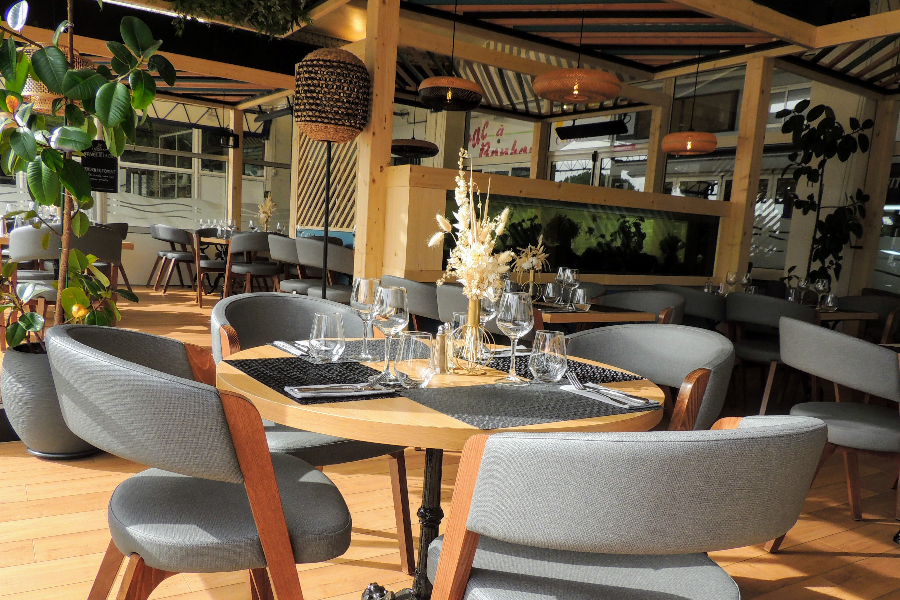 découvrez le food court à royan, un espace convivial où se mêlent saveurs variées et ambiances chaleureuses. profitez d'une expérience culinaire unique avec des plats fraîchement préparés, des spécialités locales et internationales, le tout dans un cadre moderne et accueillant.