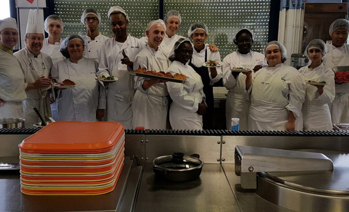 découvrez une expérience unique avec notre rencontre gastronomique réunissant des chefs renommés. dégustez des plats exquis, échangez des idées culinaires et plongez dans l'univers de la haute cuisine. ne manquez pas cet événement incontournable pour les amateurs de gastronomie !