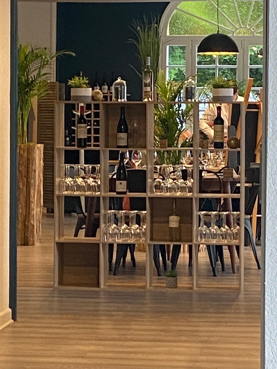 découvrez fleur de sel, un restaurant incontournable en charente-maritime, où les saveurs de la mer rencontrent des plats raffinés dans un cadre chaleureux et convivial. savourez des ingrédients frais et locaux, sublimés par notre chef talentueux pour une expérience culinaire inoubliable.