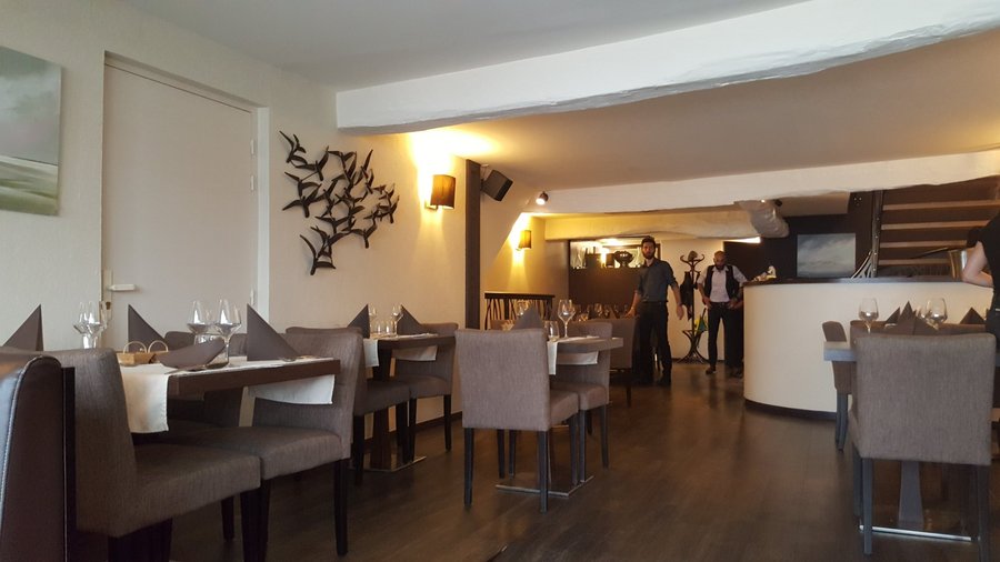 découvrez fleur de sel, un restaurant réputé en charente-maritime, où la gastronomie marine s'allie à une ambiance conviviale. savourez des plats raffinés préparés avec des ingrédients frais et locaux, tout en appréciant une vue imprenable sur la mer. idéal pour les amoureux de la bonne cuisine!