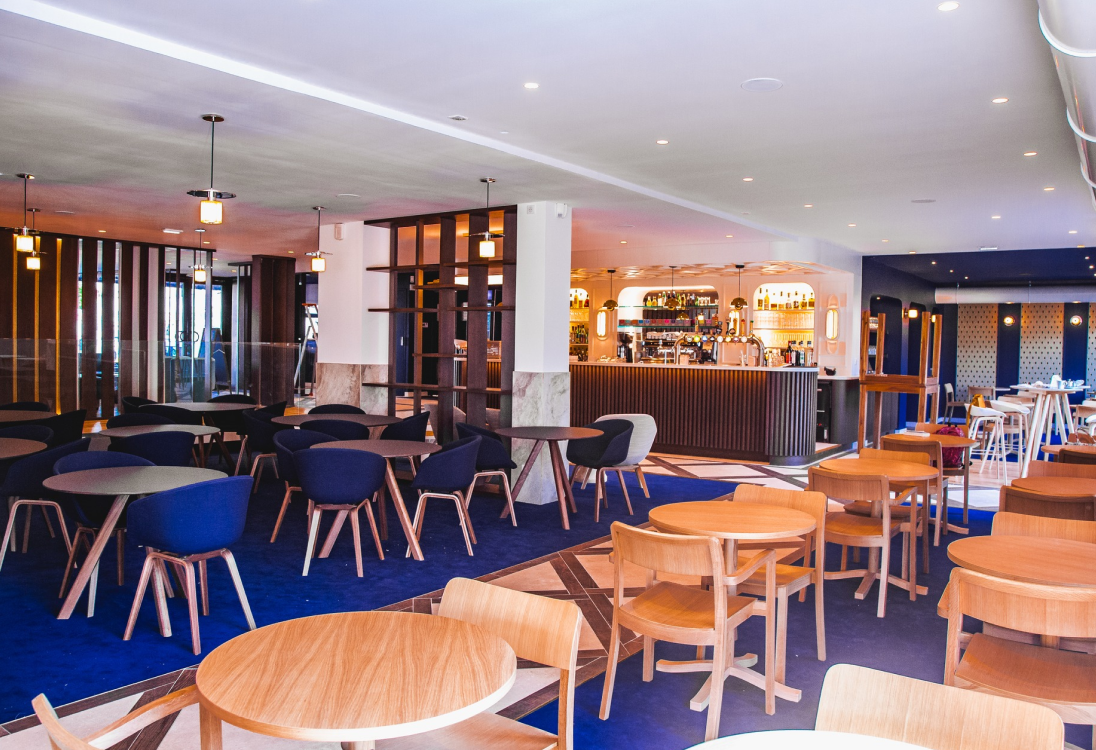 découvrez le food court de royan, un espace gourmand où régales-vous avec une variété de recettes savoureuses et de spécialités locales. profitez d'une expérience culinaire unique en famille ou entre amis au cœur de cette charmante ville côtière.