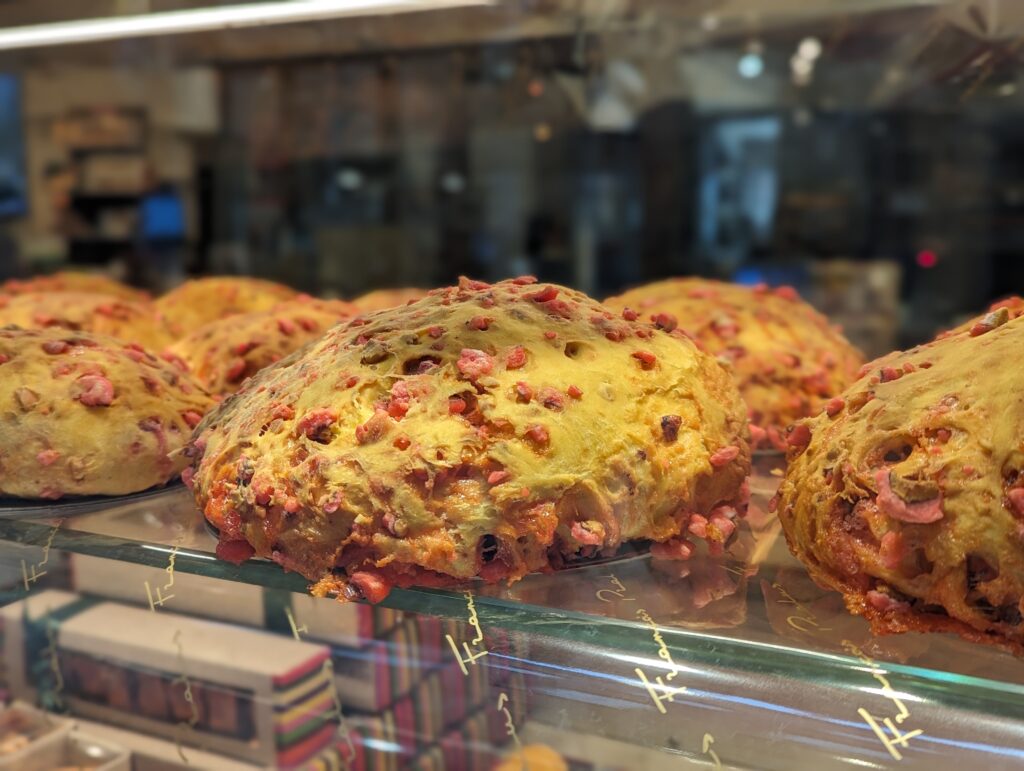 découvrez les perles gastronomiques de lyon, une expérience culinaire unique au cœur de la capitale de la gastronomie française. explorez des bouchons traditionnels, des marchés locaux et des créations innovantes qui raviront vos papilles.