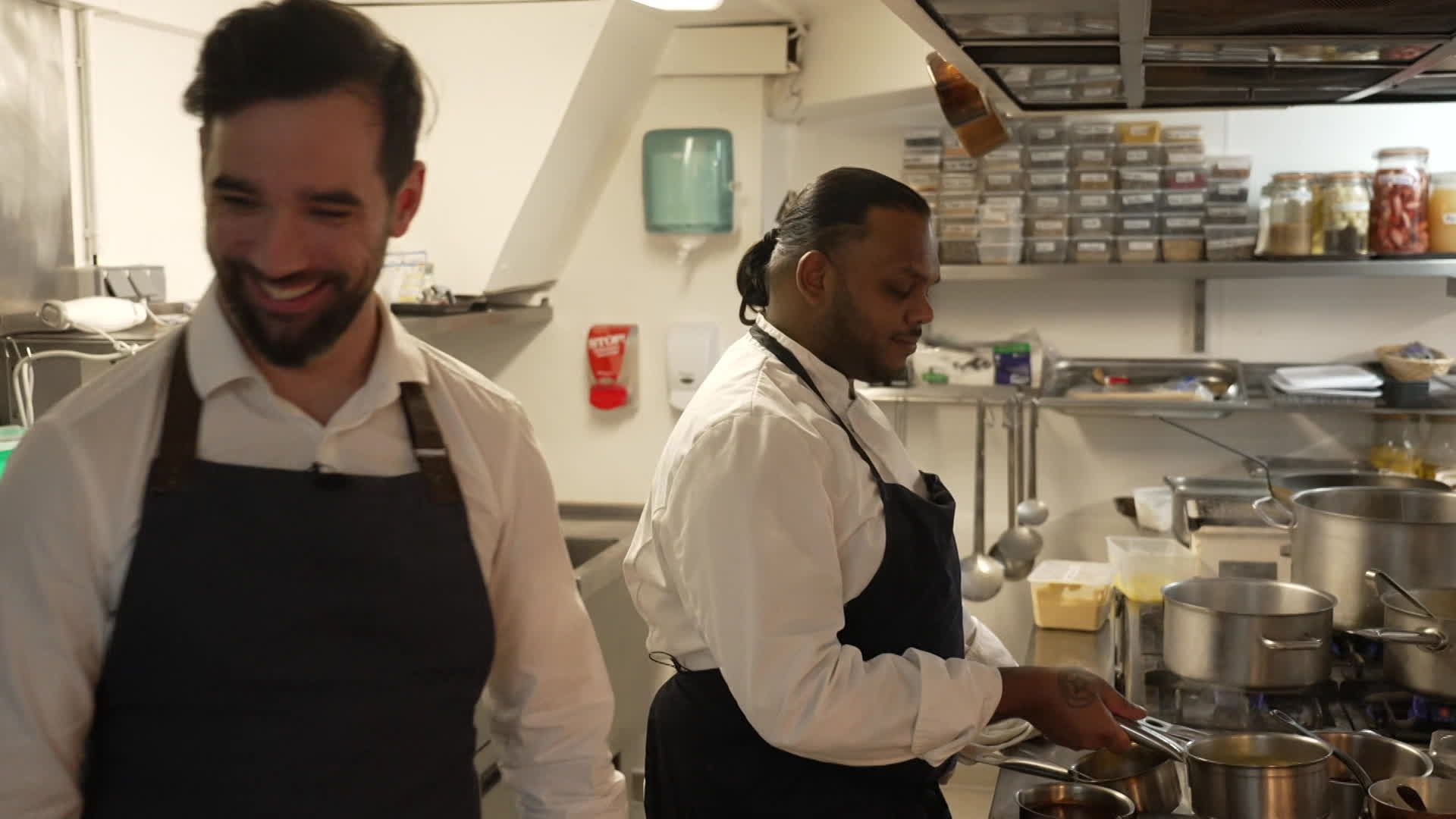 participez à une rencontre gastronomique exceptionnelle où des chefs renommés se réunissent pour partager leur passion culinaire. découvrez des saveurs uniques, assistez à des démonstrations en direct et savourez des plats raffinés dans une ambiance conviviale.