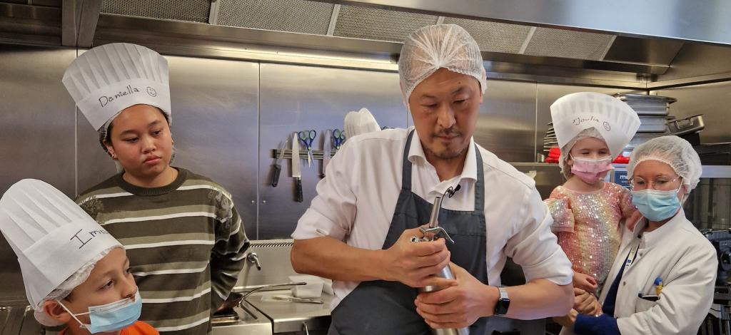 découvrez l'art culinaire lors de notre rencontre gastronomique avec des chefs renommés. savourez des plats exquis tout en échangeant des idées et des recettes dans une ambiance conviviale. une expérience unique pour les amateurs de bonne cuisine !