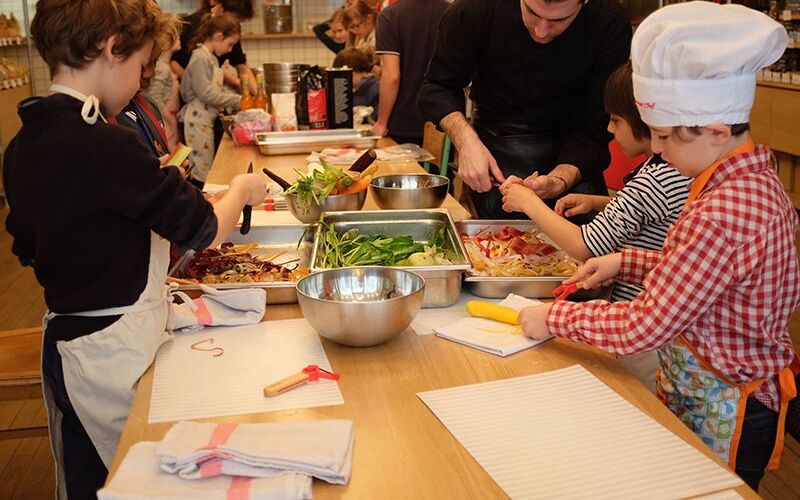 participez à un atelier culinaire ludique pour enfants ! apprenez à cuisiner tout en vous amusant, développez créativité et goût, et partagez un moment convivial en famille.