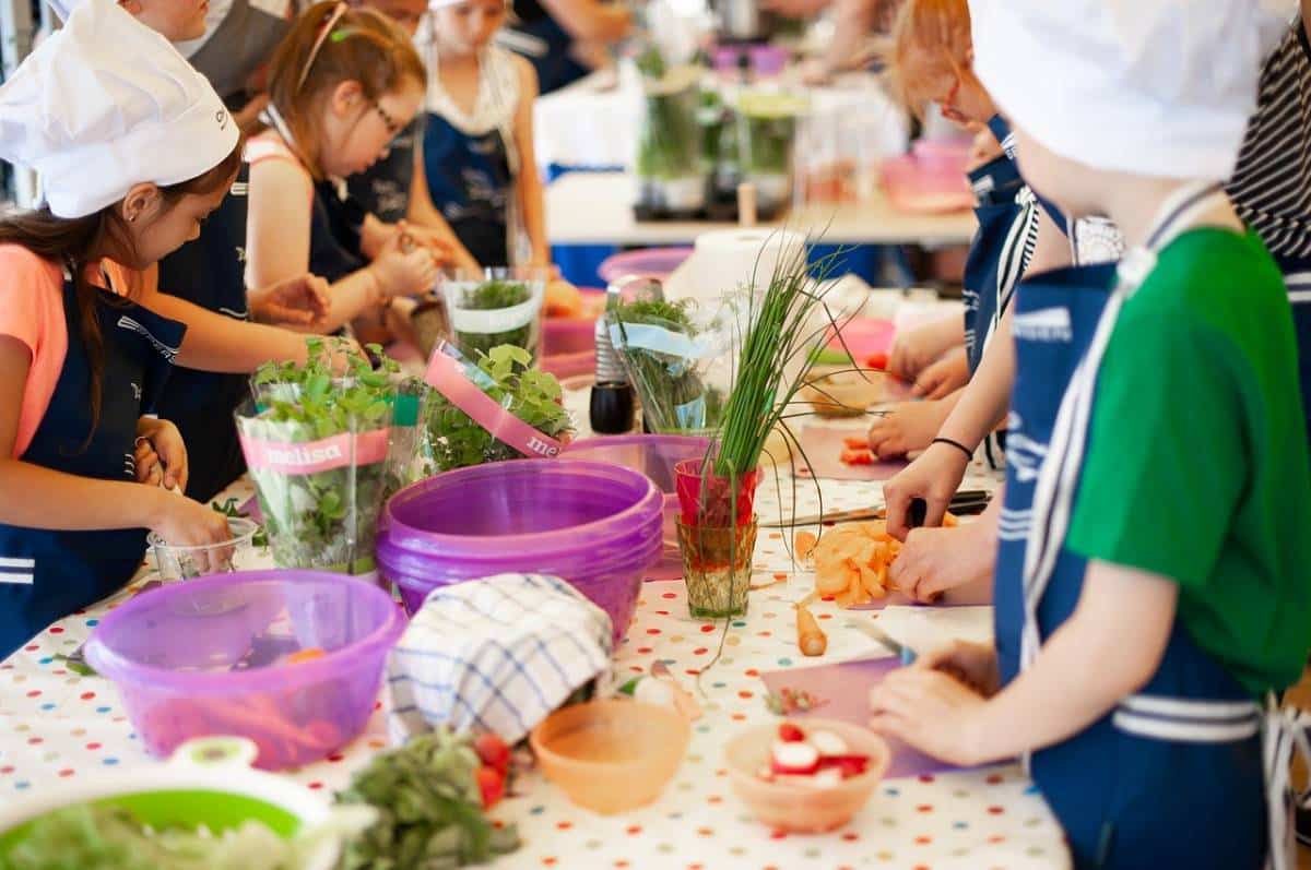 participez à un atelier culinaire pour enfants : découvrez des recettes ludiques, développez la créativité des petits chefs et partagez un moment gourmand en famille !