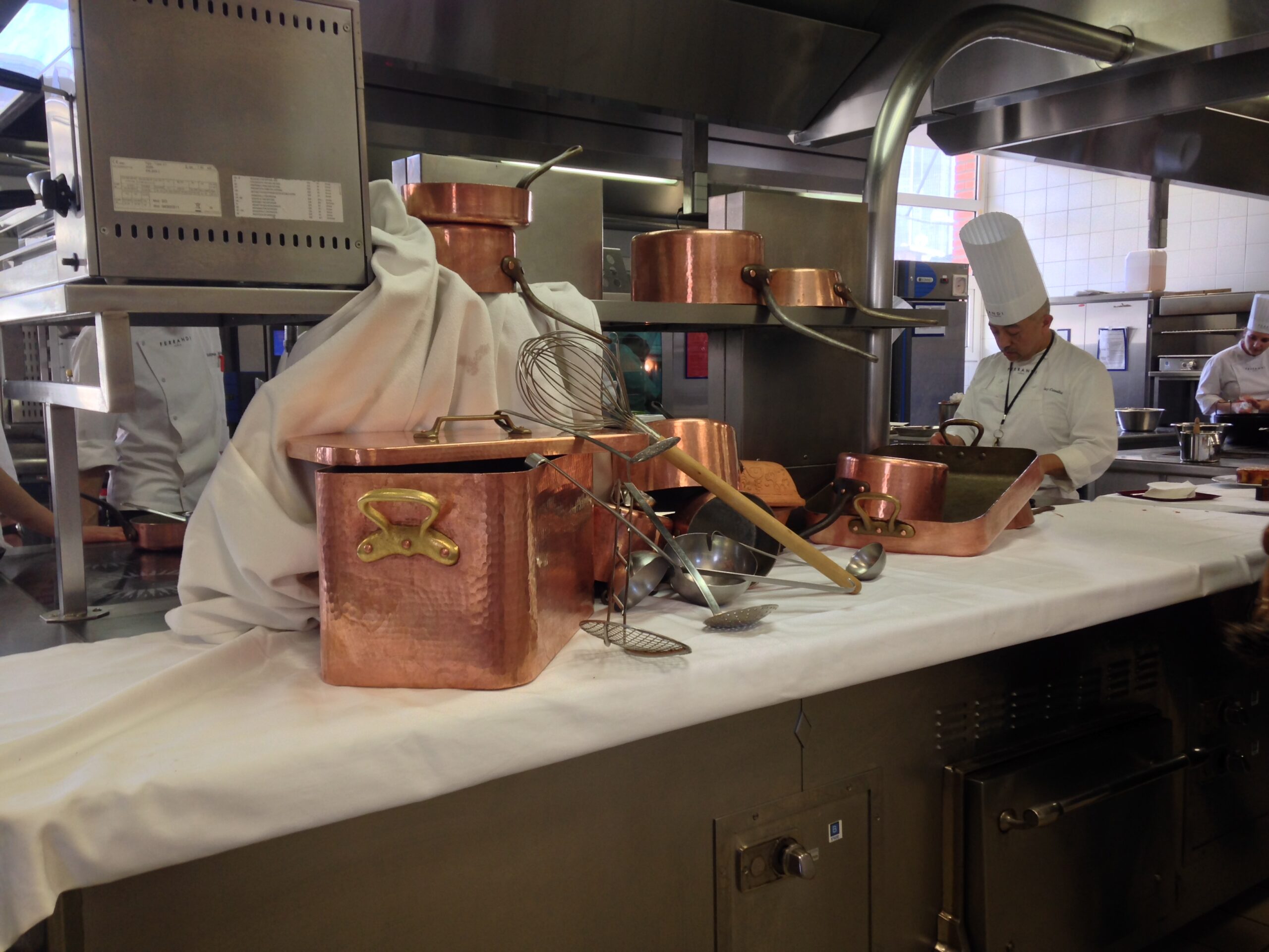découvrez comment des chefs passionnés réinventent les cafétérias des écoles du paris isd, offrant aux élèves des repas sains, créatifs et savoureux chaque jour.