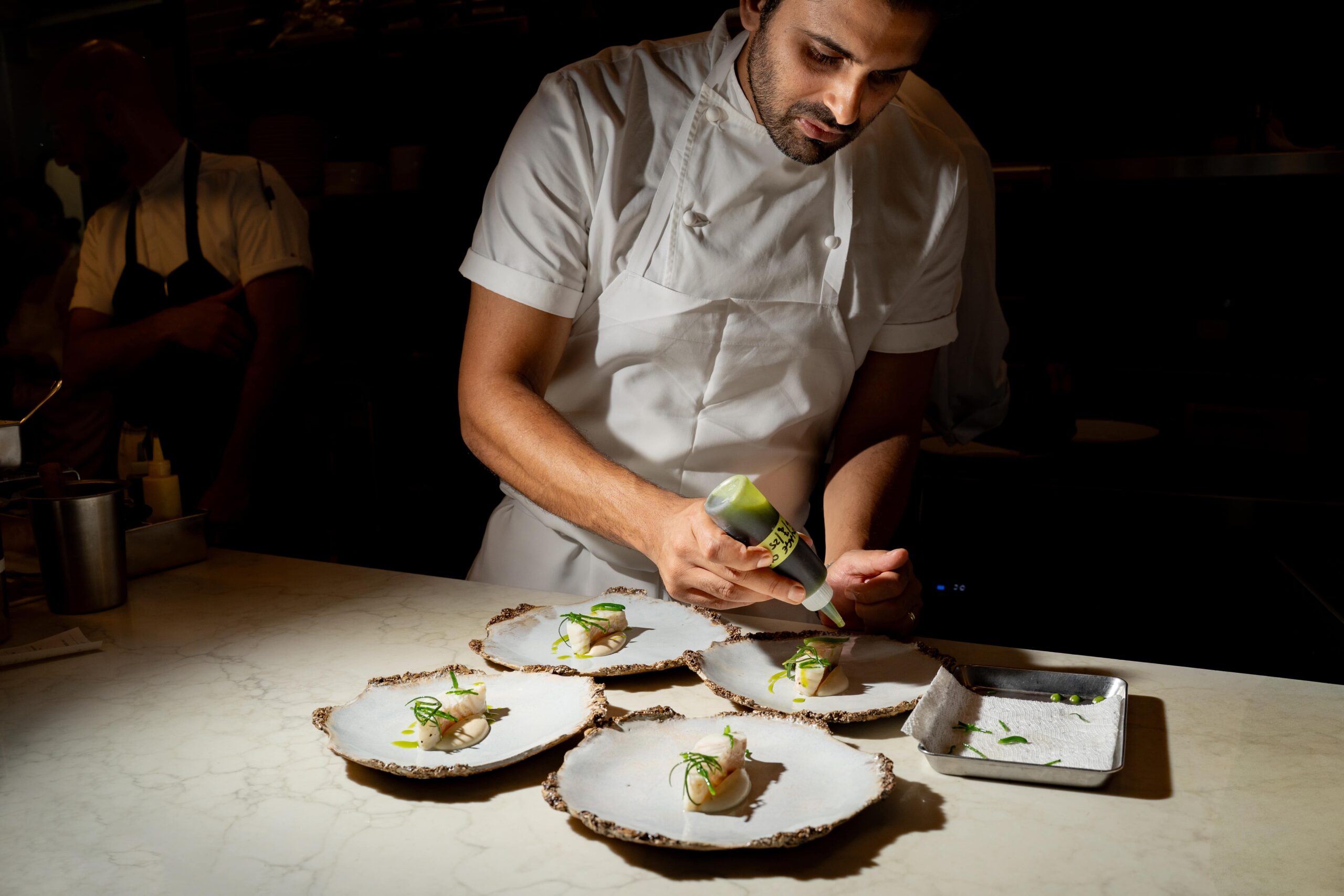 participez à un dîner exclusif orchestré par osip tanaka : une expérience gastronomique unique où raffinement et créativité culinaire se rencontrent pour éveiller vos sens.