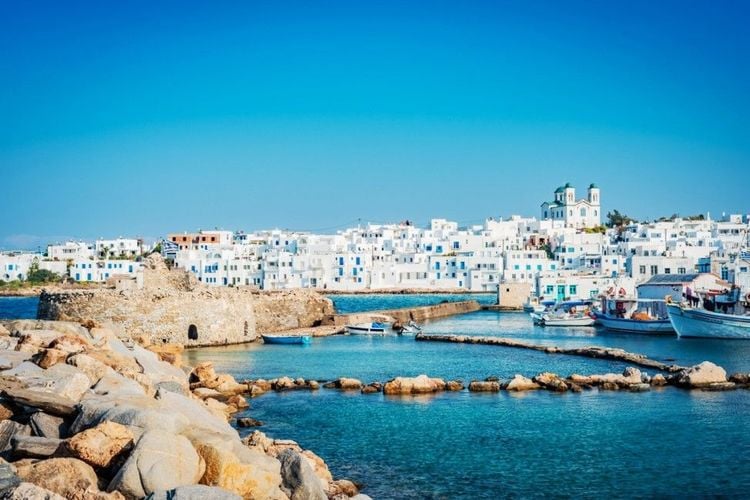 découvrez les meilleures escales gastronomiques à paros : savourez la cuisine locale, explorez des restaurants authentiques et vivez une expérience culinaire inoubliable sur cette île des cyclades.