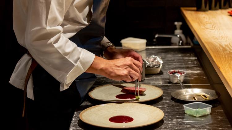 découvrez notre initiative vidéo dédiée à la gastronomie : chefs talentueux, recettes inspirantes et secrets de cuisine dévoilés pour sublimer vos repas. rejoignez-nous pour explorer l’univers culinaire en vidéo !