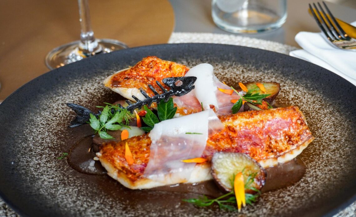 découvrez un voyage culinaire à rouen : explorez les saveurs normandes, dégustez des spécialités locales et profitez des meilleures adresses gourmandes de la ville.