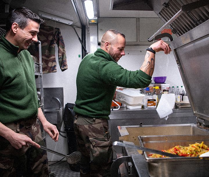 découvrez comment les chefs militaires maîtrisent des techniques culinaires uniques, alliant efficacité et créativité pour nourrir des équipes en toute situation. idéal pour les passionnés de gastronomie et d'organisation militaire.