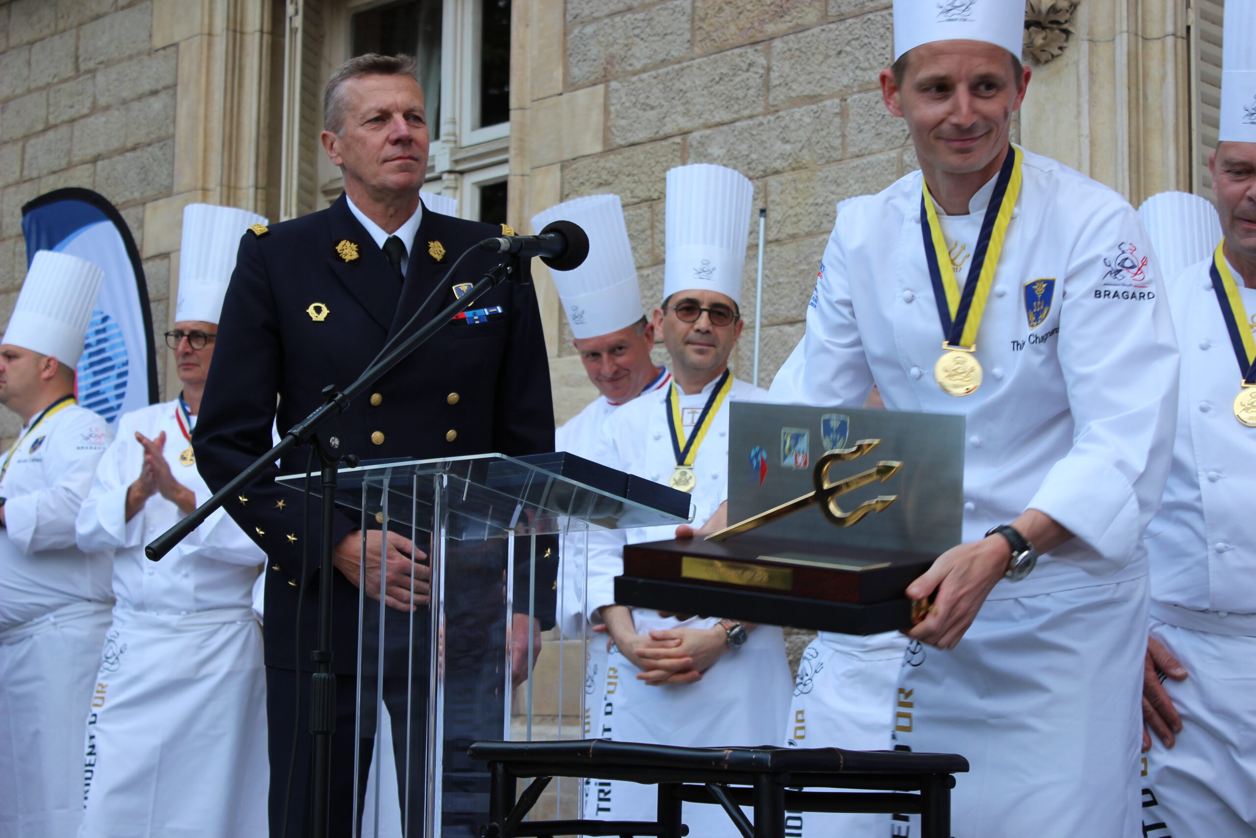 découvrez comment les chefs militaires maîtrisent des techniques culinaires uniques pour préparer des repas savoureux, nutritifs et adaptés aux contraintes du terrain. explorez l’expertise et les secrets de la cuisine militaire.