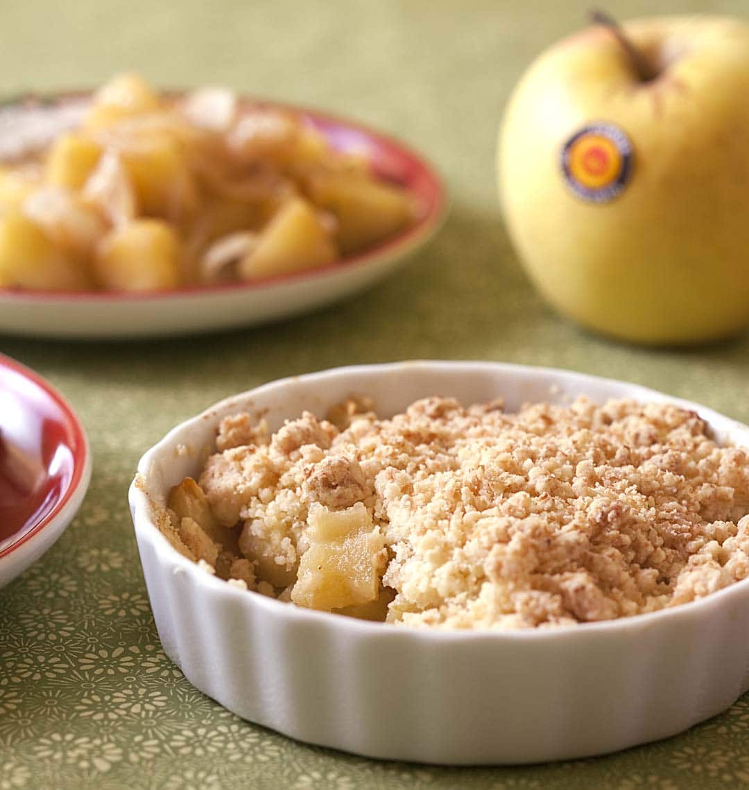 découvrez notre délicieuse recette de crumble poires chocolat et noix : un dessert gourmand alliant la douceur des poires, l'intensité du chocolat et le croquant des noix. facile à réaliser, parfait pour régaler petits et grands !