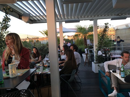 découvrez le jardin d'hiver molitor, un espace végétalisé unique à paris où nature et architecture se rencontrent pour offrir une parenthèse de détente et de convivialité.