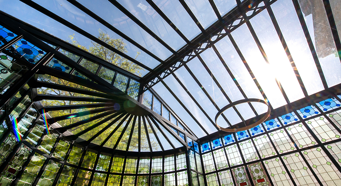 découvrez le jardin d'hiver molitor, un espace lumineux et verdoyant où détente et nature se rencontrent pour une parenthèse enchantée toute l'année à paris.