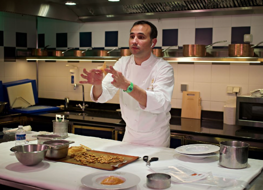 découvrez nos masterclasses de gastronomie : apprenez les secrets des chefs, perfectionnez vos techniques culinaires et vivez une expérience gourmande unique, adaptée à tous les niveaux.