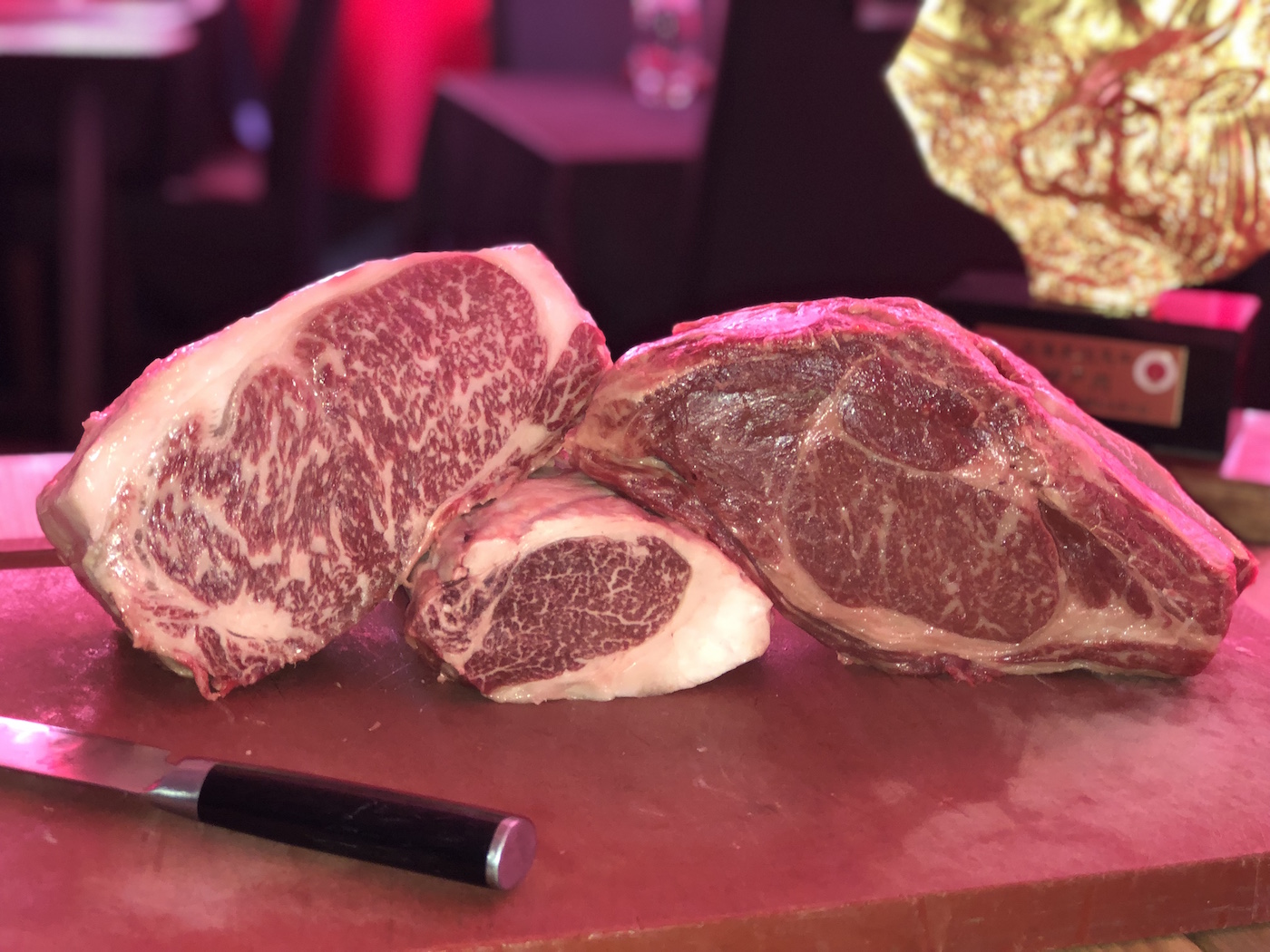 découvrez notre restaurant spécialisé dans la viande de kobe, offrant des plats raffinés préparés avec le meilleur bœuf japonais pour une expérience gustative unique à savourer dans un cadre élégant.