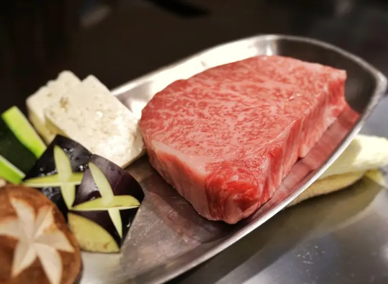découvrez l'excellence de la viande de kobe dans notre restaurant raffiné. savourez des plats uniques, préparés avec passion, pour une expérience gastronomique inoubliable au cœur de la tradition japonaise.