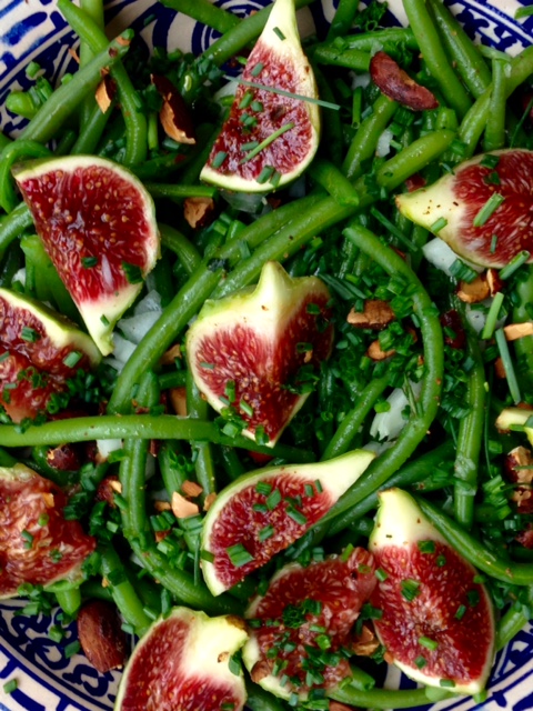 savourez une salade fraîche et gourmande aux haricots verts, figues et burrata, parfaite pour un repas estival alliant douceur, croquant et onctuosité.