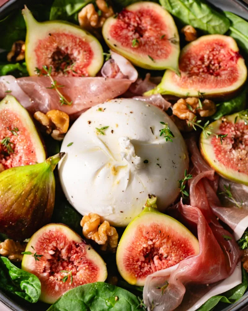 découvrez une salade gourmande associant haricots verts croquants, figues sucrées et burrata fondante pour un plat frais, original et plein de saveurs. idéal en entrée ou en accompagnement d'été.