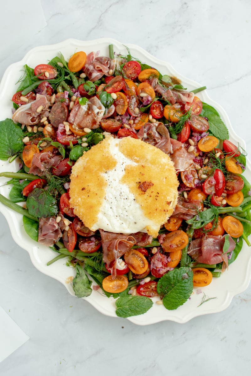découvrez une salade gourmande mêlant haricots verts croquants, figues sucrées et burrata crémeuse. parfaite pour une entrée fraîche, légère et savoureuse en été !