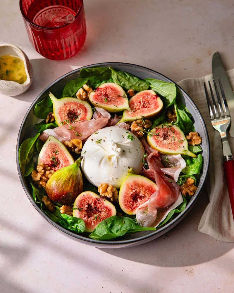 découvrez notre recette de salade gourmande aux haricots verts, figues fraîches et burrata crémeuse, une alliance savoureuse idéale pour une entrée fraîche et raffinée.