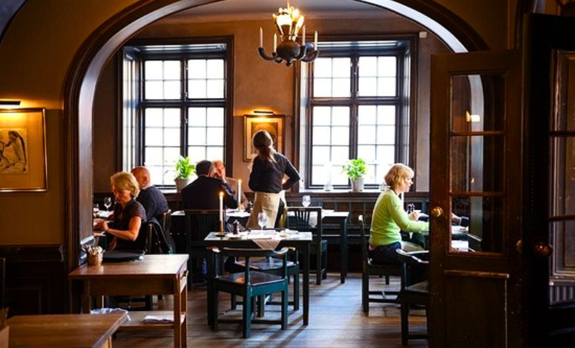 découvrez la transformation culinaire à stockholm : un voyage gourmand entre tradition et innovation, où les saveurs nordiques rencontrent des techniques modernes pour une expérience unique.