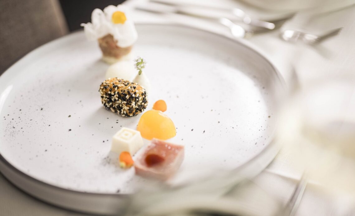 découvrez la cuisine authentique de l'alta badia dans les dolomites : spécialités locales, saveurs traditionnelles et expériences gastronomiques uniques au cœur des montagnes italiennes.
