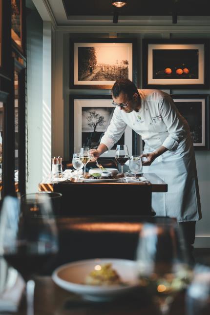 découvrez l'excellence des maîtres culinaires français : traditions, techniques et secrets des grands chefs pour sublimer votre cuisine.