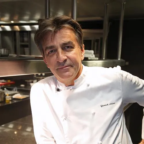 découvrez l’histoire d’un chef triple étoilé récemment blanchi après des accusations, et comment il retrouve sa place dans la gastronomie française.