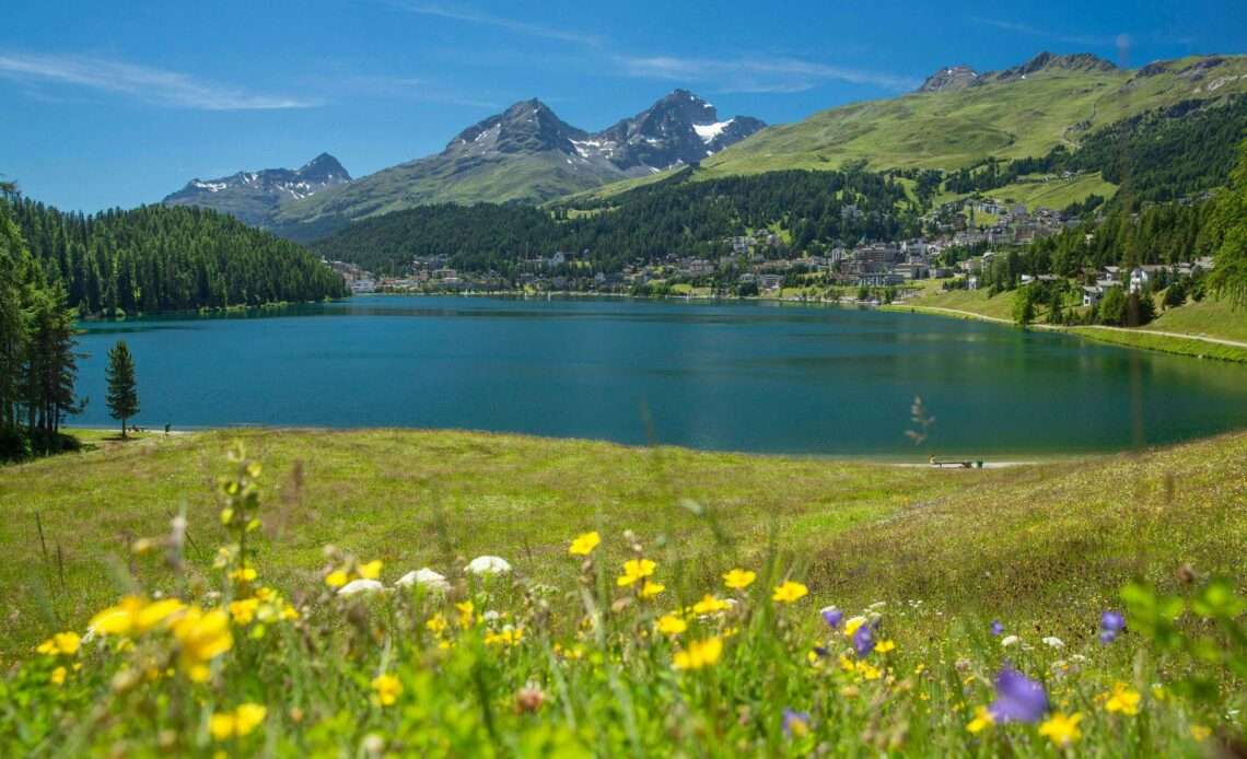 découvrez le bouleversement culinaire à st. moritz : nouveaux restaurants, inspirations locales et innovations savoureuses redéfinissent la scène gastronomique de cette station alpine.