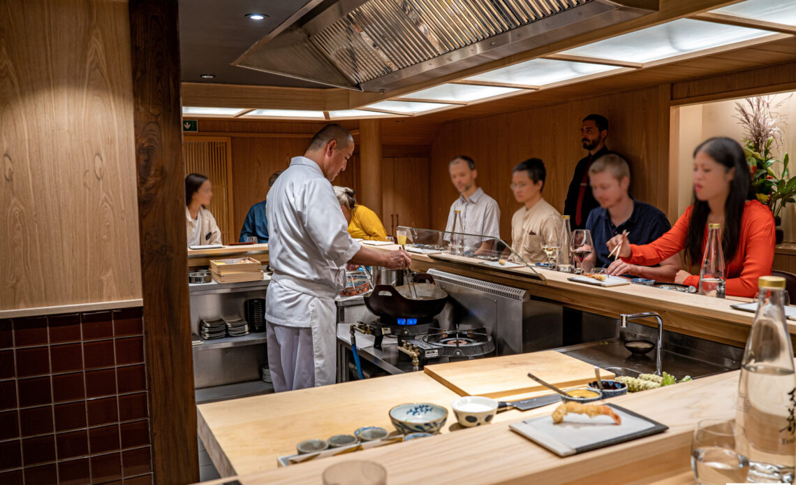 découvrez un restaurant japonais innovant où la tradition rencontre la créativité, proposant des saveurs uniques et des plats revisités dans un cadre moderne et élégant.
