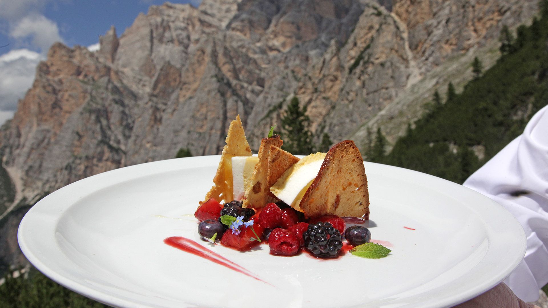découvrez la cuisine authentique d'alta badia dans les dolomites : des saveurs locales, des spécialités traditionnelles et une expérience gastronomique unique au cœur des montagnes italiennes.