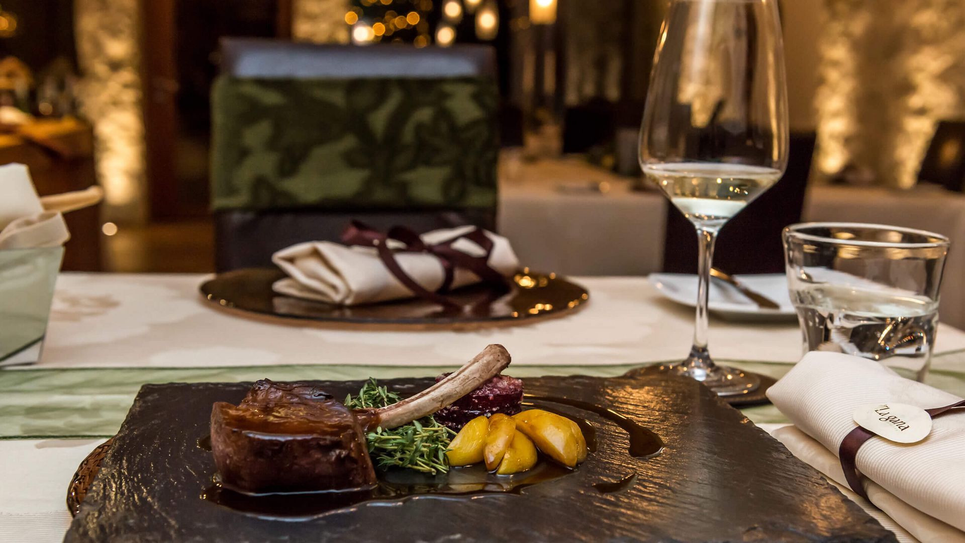découvrez la cuisine authentique d'alta badia, au cœur des dolomites : spécialités régionales, saveurs traditionnelles et expériences culinaires uniques dans un cadre alpin exceptionnel.