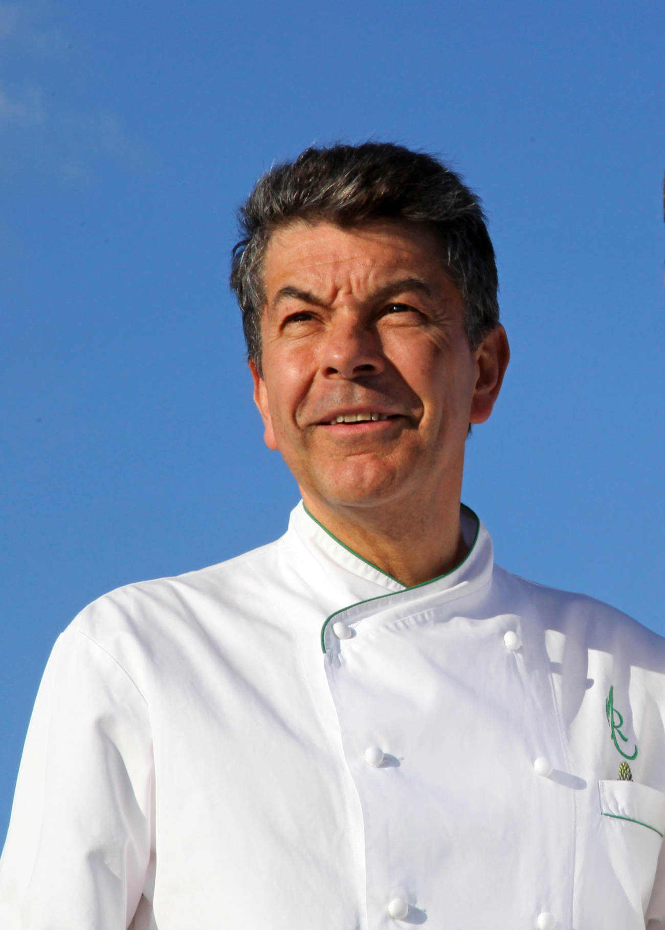 découvrez l'histoire d'un chef triplement étoilé récemment blanchi, son parcours exceptionnel et les secrets de sa réhabilitation dans l'univers de la haute gastronomie.