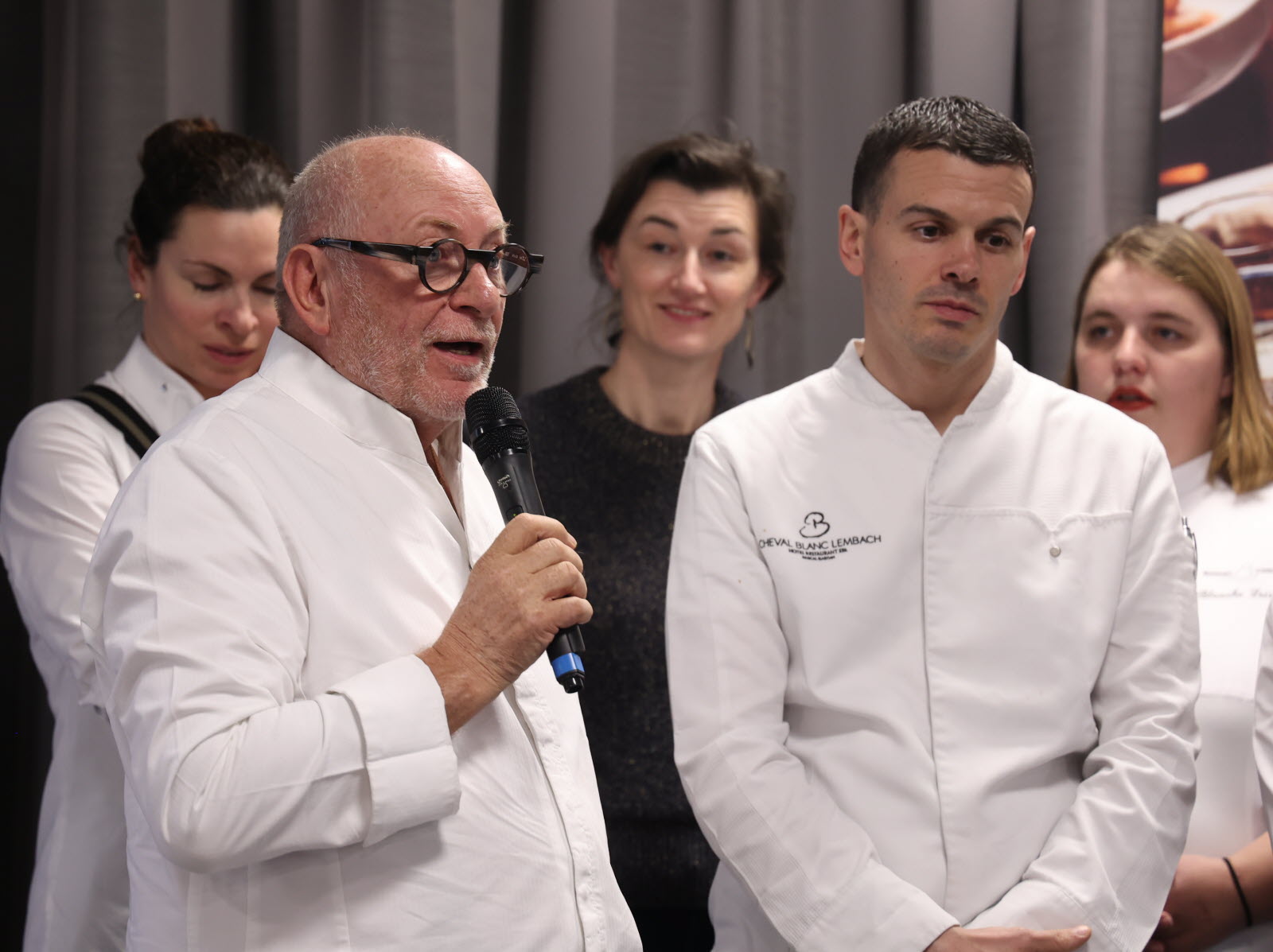 découvrez l’incroyable histoire d’un chef triple étoiles, confronté à une affaire de blanchiment qui bouleverse le monde de la gastronomie. plongez dans les coulisses d’un scandale inédit parmi l’élite des cuisiniers.
